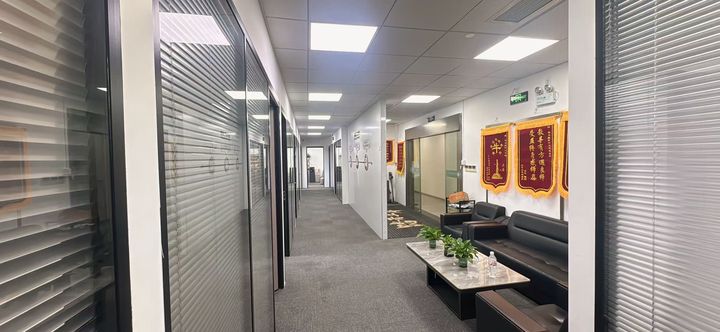 会客区与学员锦旗